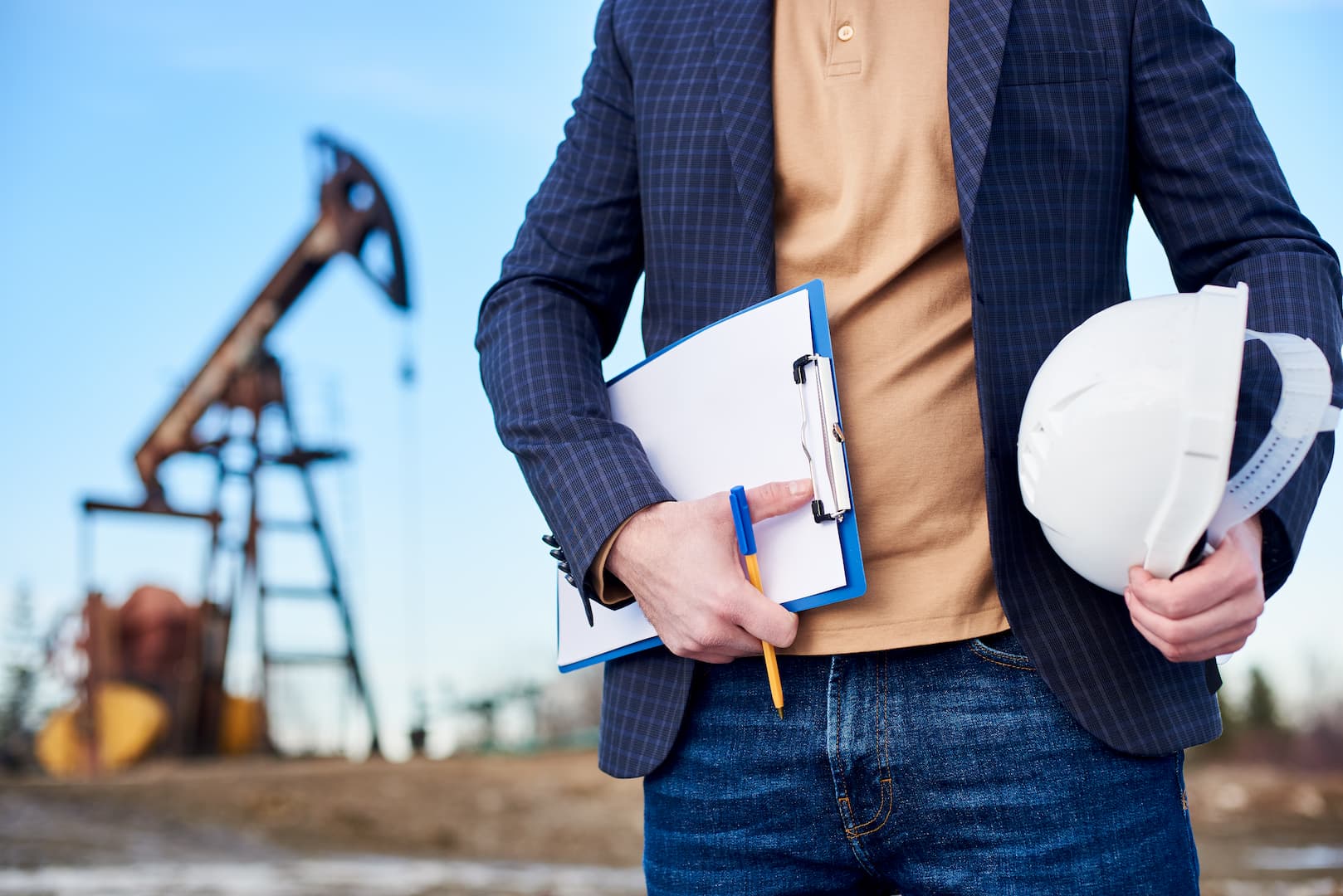 cropped-snapshot-inspector-oil-field-holding-folder-notes-helmet (1)